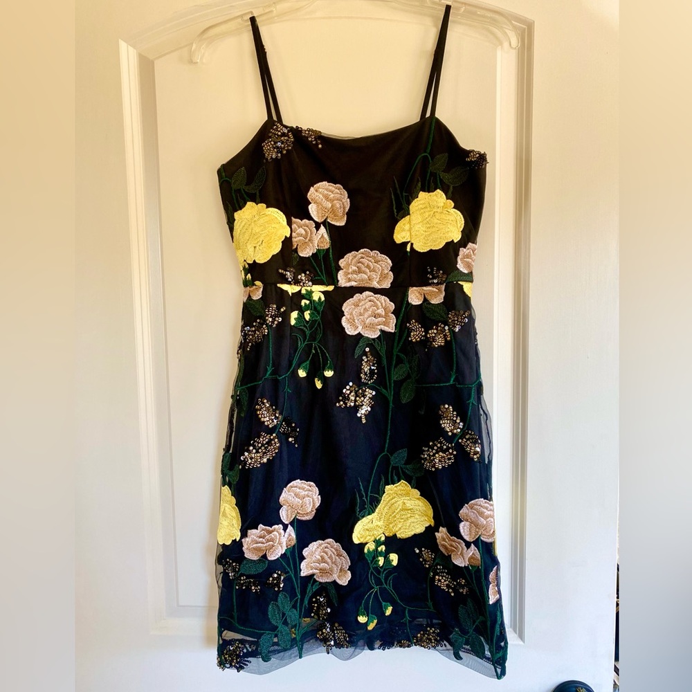 NWOT Lulu’s Black Floral Embroidered Sequin Bodycon Mini Dress - size Small🌼🖤✨